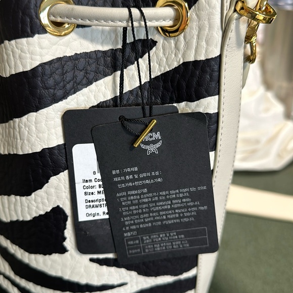 MCM AUTHENTIC 🦓ZEBRA🦓 BUCKET BAG with MATCHING WRISTLET BRAND NEW - Picture 3 of 12